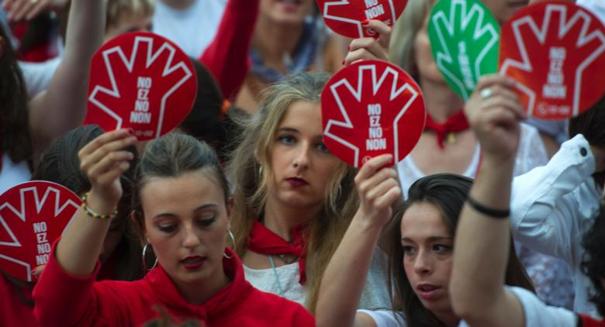 Algunas jóvenes en la manifestación que este lunes hubo en Pamplona contra las agresiones sexuales