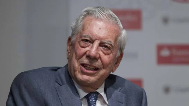 Vargas Llosa ayer en el Museo del Traje