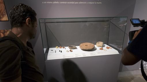 Dos periodistas fotografiando algunas piezas de la exposición