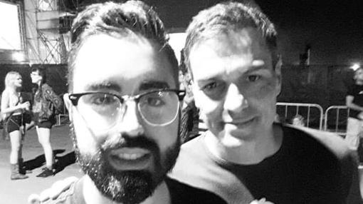 Pedro Sánchez, con el dj Averno, en la zona VIP del festival