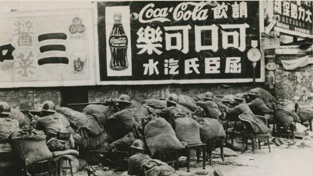 Soldados luchando en las calles de Shanghái durante la guerra chino-japonesa