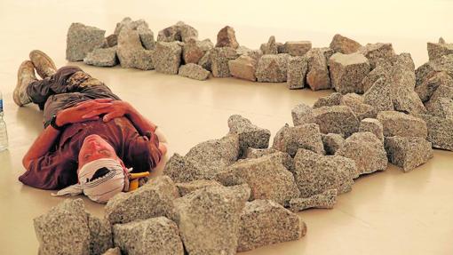 Richard Long junto a una de sus obras en el CAC Málaga