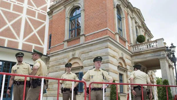 Agentes de policía alemanes permanecen en guardia con motivo de la celebración del Festival de Ópera