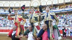 Los tres toreros a hombros tras la faena