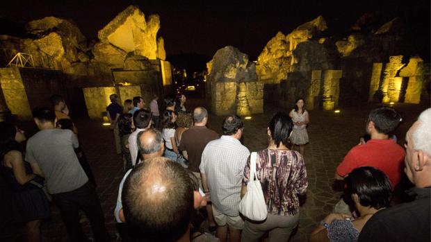 Una de las visitas al conjunto arqueológico