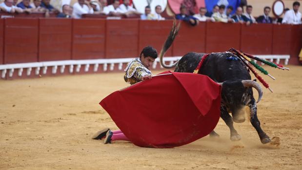 Pablo Aguado da un pase de rodillas al segundo de la tarde