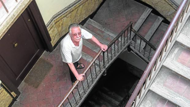 Nazario, en la terraza de su vivienda en la Plaza Real de Barcelona