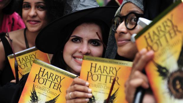 Fans de Harry Potter en una librería de la India