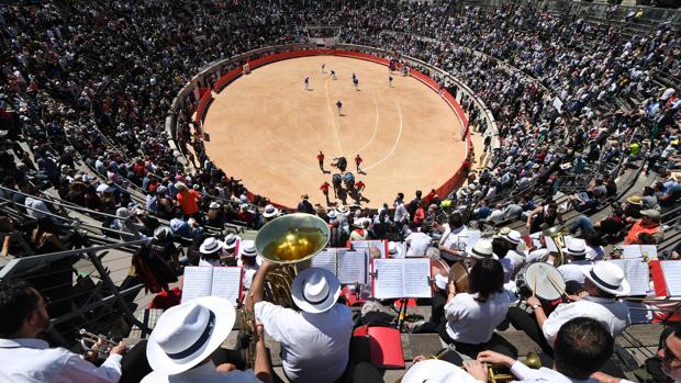 Celebración de una corrida de toros en la plaza de Nimes en Francia