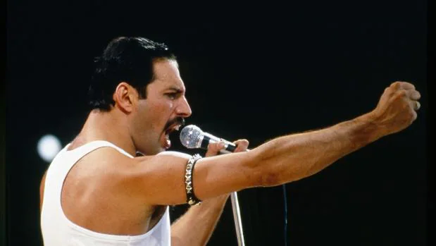 El cantante británico Freddie Mercury en pleno concierto