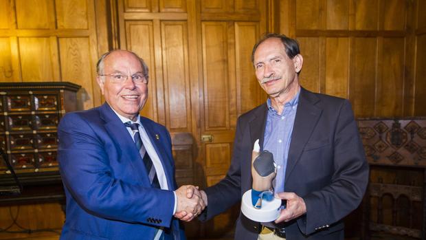 El rector de la UIMP, a la izquierda, entregando el premio a Miguel Marías