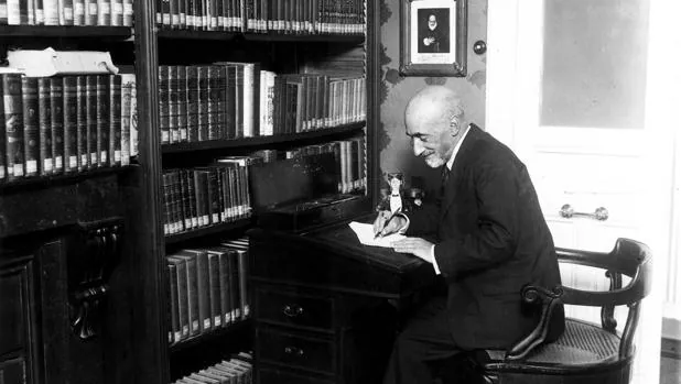 Jacinto Benavente, escribiendo en la biblioteca de su casa en 1930
