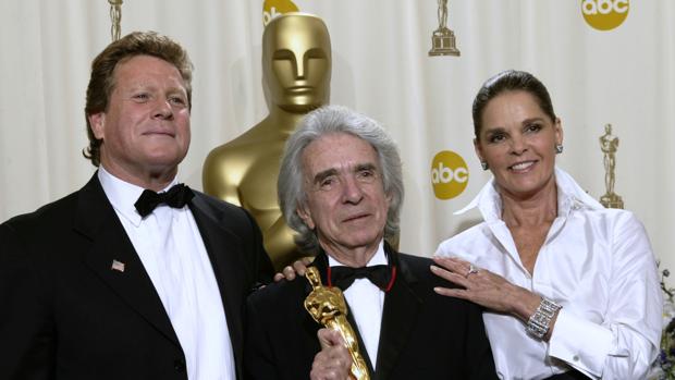 Arthur Hiller recibió en 2002 el Premio Humanitario Jean Hersholt, junto a Ryan O'Neal y Ali McGraw