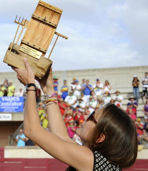 Raquel Sanz, viuda del torero, alza al cielo la réplica de un trillo