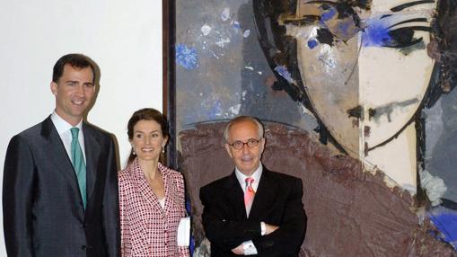Don Felipe y Doña Letizia con Manolo Valdés en 2006, en la retrospectiva que le dedicó el Reina Sofía al artista valenciano