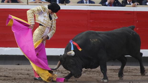 Curro Díaz, en el remate del saludo al primer victorino