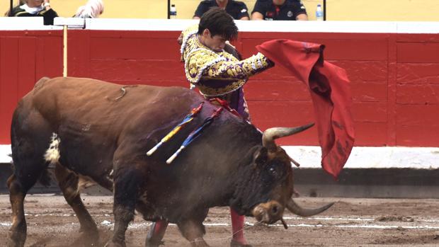 José empezó su faena al sexto sentado en el estribo