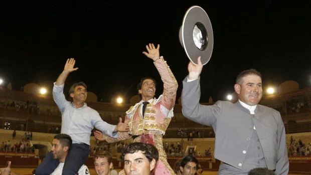 Victorino, Curro Díaz y el mayoral salen a hombros