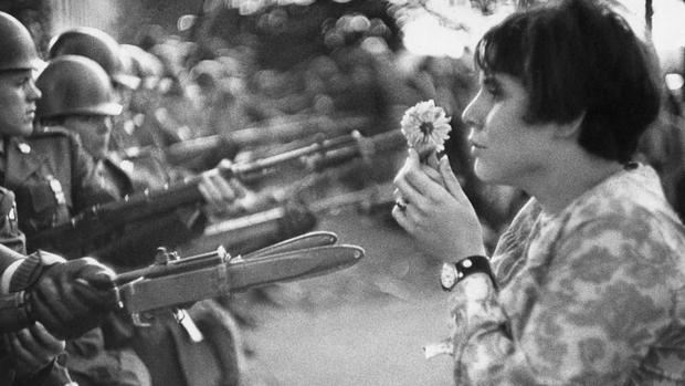 Muere Marc Riboud, el fotógrafo de la flor ante el fusil y de la torre Eiffel