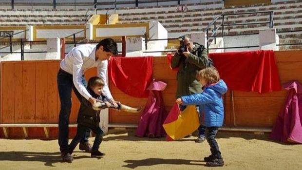Víctor Barrio, en una imagen de su twitter jugando al toro con dos niños