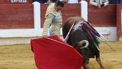 Enrique Ponce torea en redondo