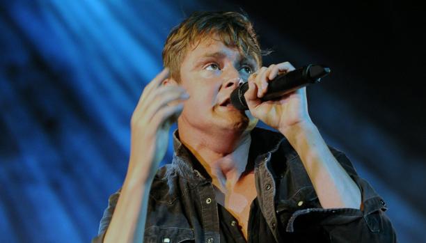 Tom Chaplin en plena actuación