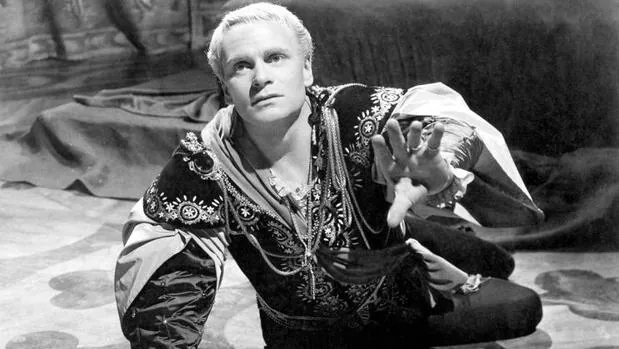 Laurence Olivier dando vida a Hamlet en una representación de 1948