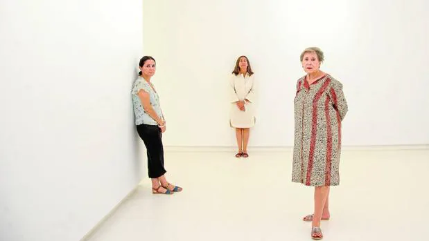 Elvira González (a la derecha) con sus hijas, Isabel y Elvira Mignoni, en su nueva galería madrileña