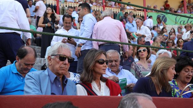 Isabel Preysler, Vargas Llosa y Nuria González, en barrera, piden las orejas tras una buena faena en la plaza de Valladolid