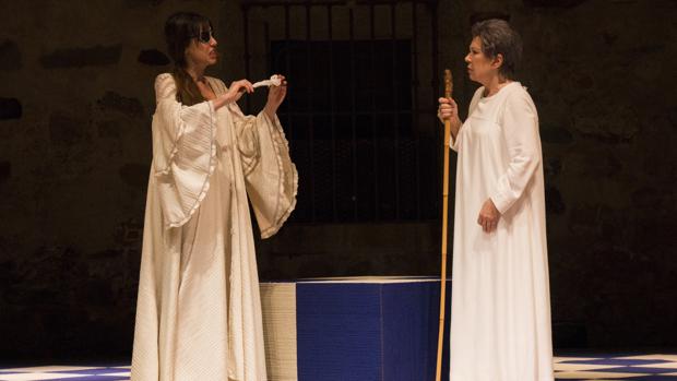 Irene Arcos y Maria José Goyanes, en una escena de la obra