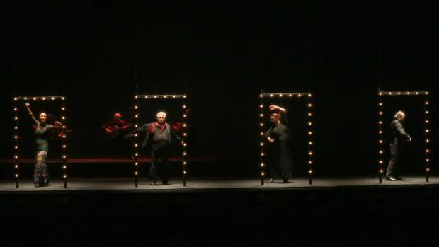 Ana María Bueno, Milagros Mengíbar, Jose Galván y Manolo Marín, en el escenario del Maestranza