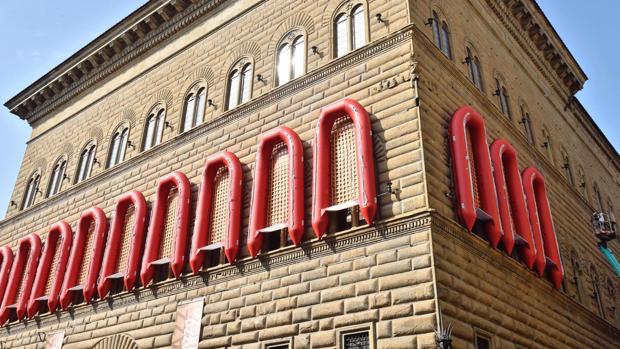 Lanchas salvavidas en las ventanas de la fachada del Palazzo Strozzi