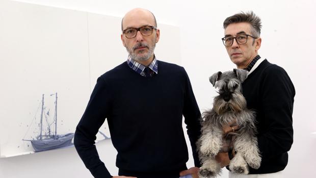 Luis Valverde y José Martínez Calvo en su galería con su perro Sancho