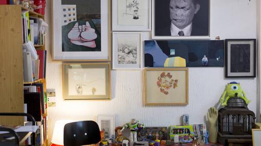 Detalle del área de descanso del estudio, donde cuelgan algunas de las obras de la coección
