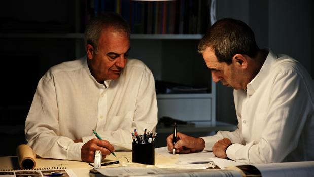 Antonio Cruz y Antonio Ortiz, en su estudio