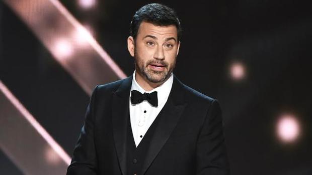 Jimmy Kimmel y su tirón de orejas a Maggie Smith: «si quieres un Emmy, ven a recogerlo»