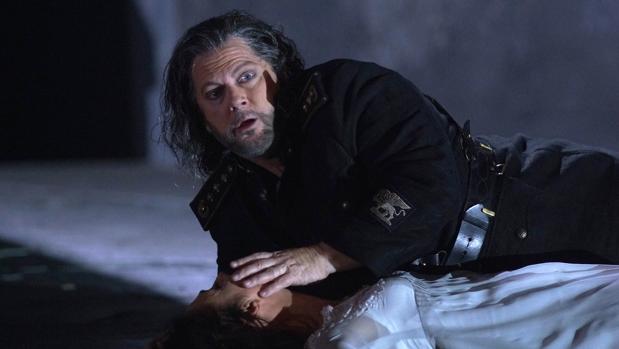 Gregory Kunde (Otello) y Ermonela Jaho (Desdémona), en la escena final de la ópera