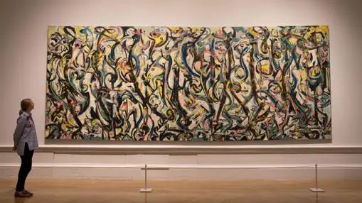 Una joven admira el célebre mural que Pollock pintó para el apartamento neoyorquino de Peggy Guggenheim