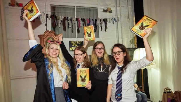 Un grupo de fans de Harry Potter muestran sus ejemplares del octavo título de la saga