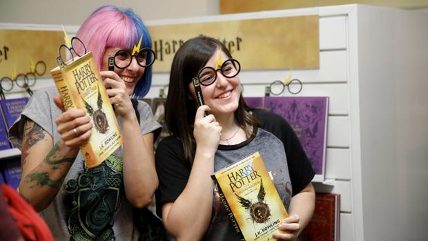 Los fans de la saga aguardaron hasta la medianoche para conseguir el nuevo libro «Harry Potter y e legado maldito»