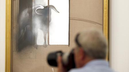 Un fotógrafo retratando «Estudio de un toro», la última obra de Bacon