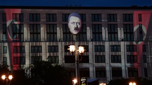 El rostro de Hitler, junto con las banderas del Tercer Reich en el «Mall of Berlin»