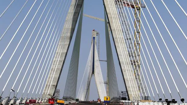 El puente inaugurado en septiembre de 2015, durante su construcción.