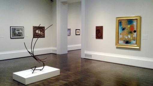 Una de las salas de la exposición, donde se mezcla pintura y escultura