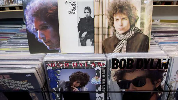 Vista de los álbumes «At Budokan», «Another side of Bob Dylan», «Blonde on Blonde», «Emprie Burlesque» e «Infields» del cantante estadoundiense Bob Dylan, premio Nobel de Literatura 2016, en una tienda de discos de Múnich