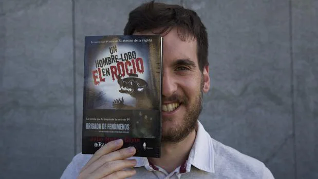 Julio Muñoz Gijón con un ejemplar de su última novela