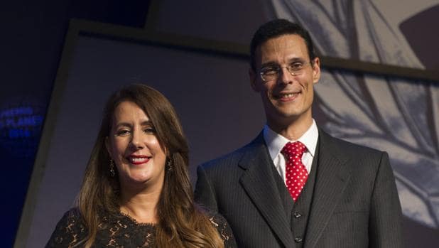Marcos Chicot junto a Dolores Redondo, los triunfadores del Premio Planeta