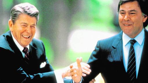 El presidente de Estados Unidos, Ronald Reagan, junto al presidente del Gobierno, Felipe González, en el Palacio de la Moncloa el 7 de mayo de 1985