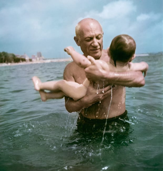 Picasso jugando en el agua con su hijo Claude (Vallauris, 1948)