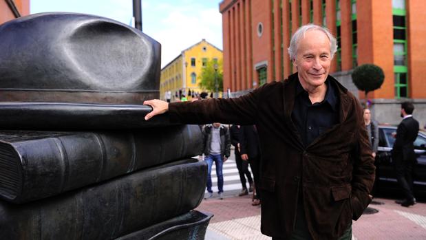 Richard Ford, firmando libros en la librería Cervantes de Oviedo